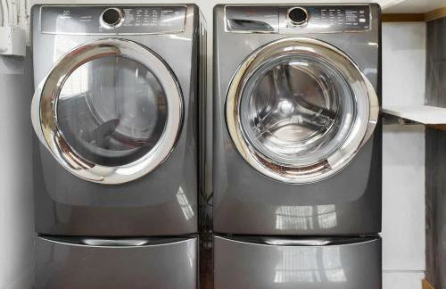 Charming Villa with Backyard Oasis Close to Beach - Foto 32