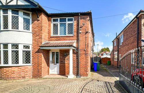 5BR Manchester Home Jacuzzi, Garden & Parking - Foto 1
