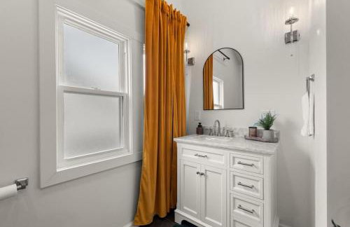 Hot Tub - Game Room - Chic & Spacious - Sleeps 10 - Foto 35