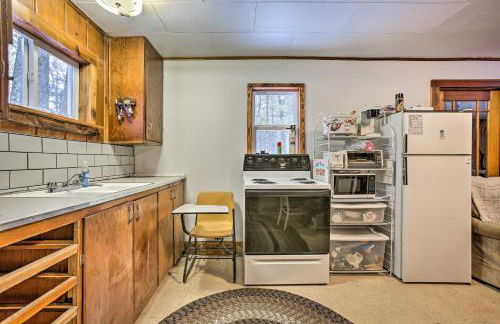 Remote Michigan Retreat on 10 Acres with Grill! - Foto 11