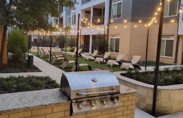 Beautiful Condo on Riverwalk w King Ste Free Parking Pet friendly centrally Located on the Riverwalk - Photo 14