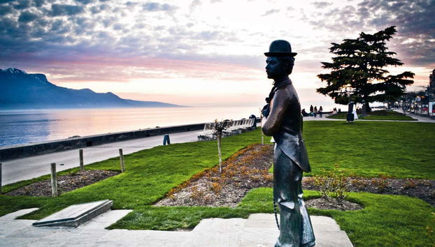 Escultura de Chaplin mirando al lago Lemán