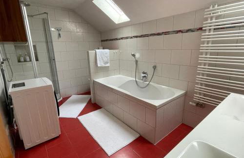 Gemütliche Alpenwohnung mit Balkon & Bergblick nahe Neuschwanstein ideal für Familien & Gruppen für gemeinsame Momente - Foto 8