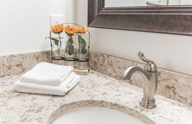 Amazing Lakefront Retreat On Long Lake! 2 Bedroom Home by RedAwning - Foto 21