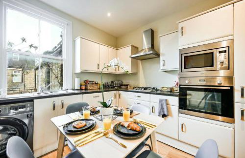 Modern 2BR Apartment for Contractors, Balcony & Fast Wi-Fi, W6 - Foto 20