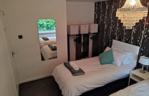 4-bed quiet cul de sac location with large secure off road parking for 4 cars - Foto 13