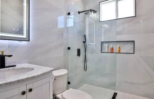 H&H New Built 2023 Hidden Gem Heart of OC 3 Queen Beds - Foto 27