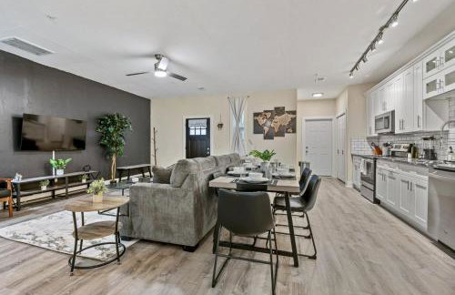 Upscale 2BR suite With Free Parking and Walkable Area - Foto 18