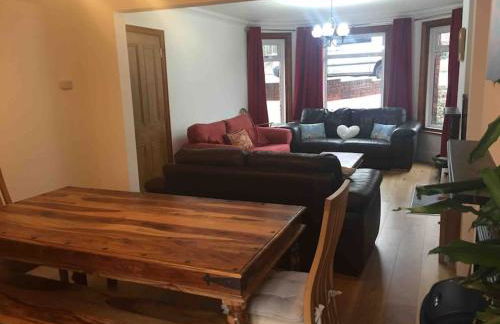 Spacious 5-Bedroom Victorian House Near Sandbanks - Sleeps 14, Parking & Garden - Foto 9