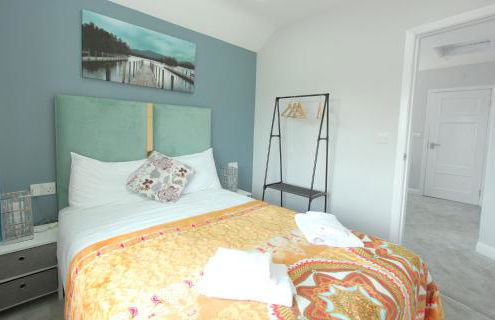 Deluxe 3 Bedroom 2 Bath House &Parking by CozyNest - Photo 14