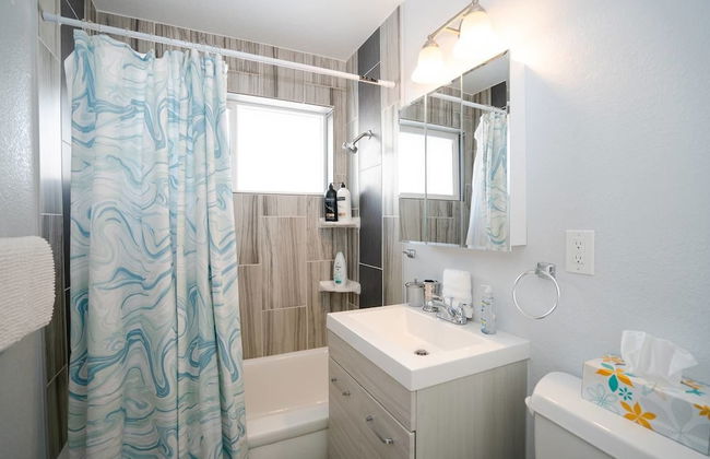 The Meadowlark Manor Spacious Backyard & Hot Tub - Photo 23