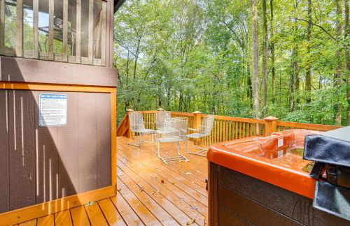 Soak in Hot Tub, Explore Outdoors Cleveland Cabin - Foto 18