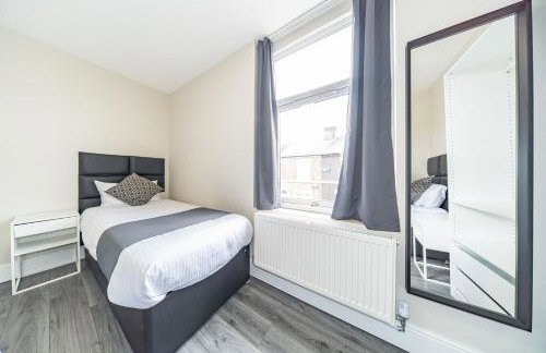 RYAN AIR I BNB - Huge 4 Bedroom House with Free Parking - Foto 23