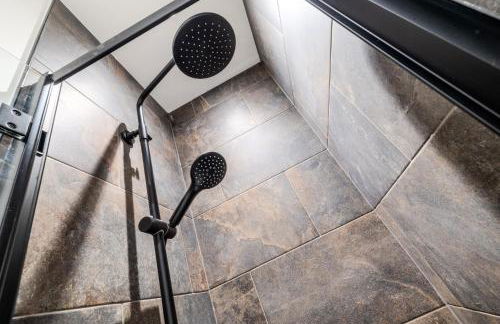 The Central 3BR First-Floor Apartment - Photo 19