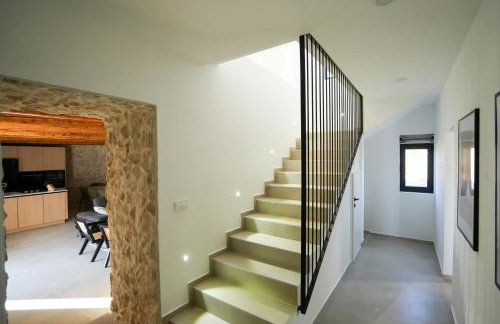 Newly built Villa MarVista with 4 bedrooms,infinity pool & stunning sea and mountain views - Photo 16