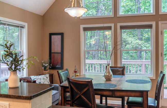 Bear Trail Chalet by Avantstay Retreat w/ Outdoor Living Deck & Fire Pit - Foto 9