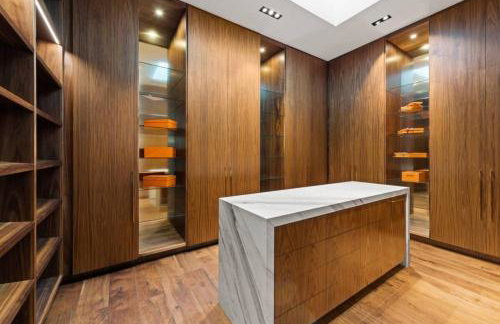 Luxurious 5BR Villa in BH with Pool, Theater, and Views - Foto 33