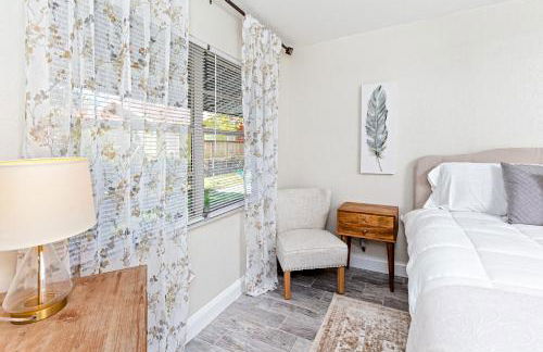 Walk to Downtown - 7min to beach - King bed & Free parking - Foto 24