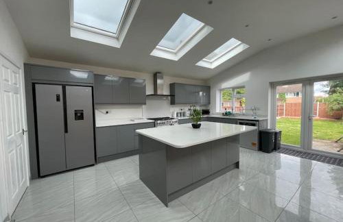 Luxurious Detached Holiday House Free Parking near Airport Town Centre Railway Station - Foto 54