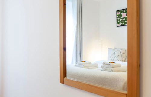 Bright 2BR flat off trendy Chiswick High Road - Photo 14