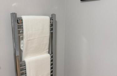 Stylish 2 bed Apartment, Rainham - Private Parking - Foto 6