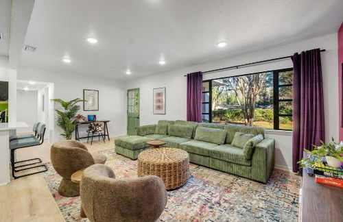 Spacious 4BD - Central Stay with Backyard & Games - Foto 1