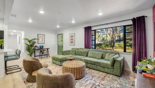 Spacious 4BD - Central Stay with Backyard & Games - Foto 1