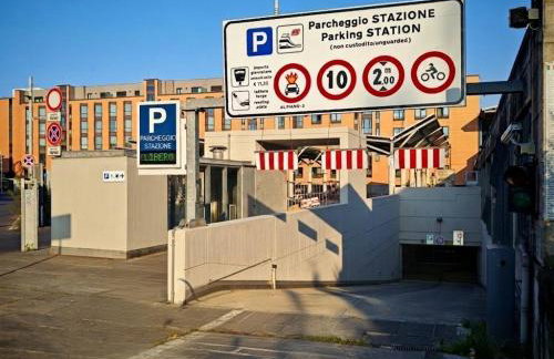 PARMA EXPRESS Traveller's Lodging front Station FS PARKING & Bicycle Storage - Foto 4