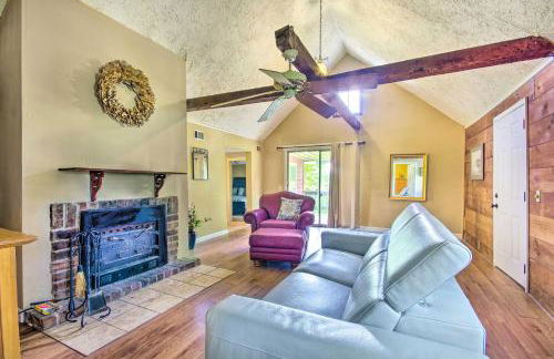 Charming Farm Cottage with Fire Pit and Grill! - Foto 4