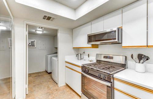 Golf, Hike and Relax Cathedral City Condo - Foto 9