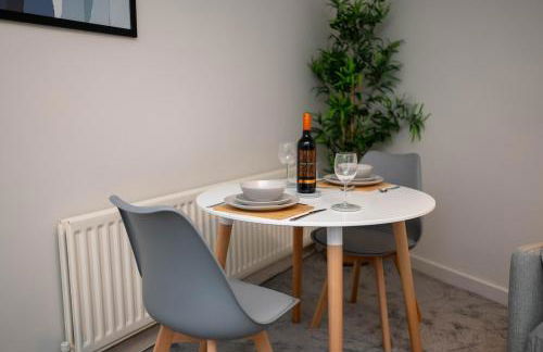 #34 Two bed apt Private Parking Stylish & homely - Photo 2