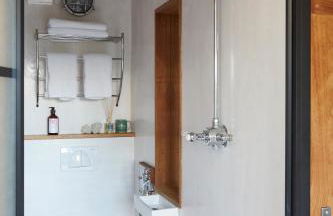 The Cabana Luxury Award Winning Tiny Home with Hot Tub and Private Garden 2 mins Walk to Ryde Beach - Photo 28