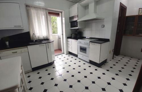 Piso con terraza y zonas verdes - Foto 9