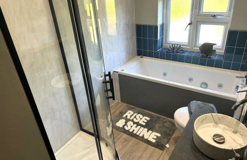 Grand Idyllic Hideaway Home With Hot Tub, Sleeps 8 - Foto 27