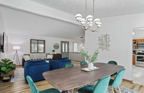 Central Location - 2 living spaces & covered patio! - Foto 12