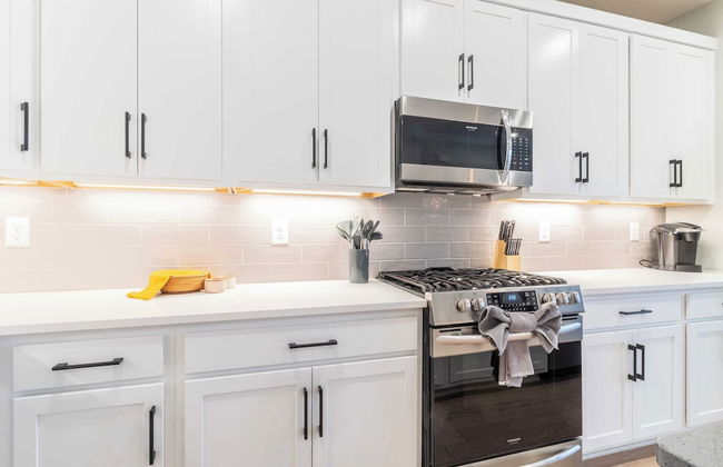 Monty by Avantstay 4bdr 4ba, Balcony w/ Outdoor Seating, 5mins to DT - Photo 11