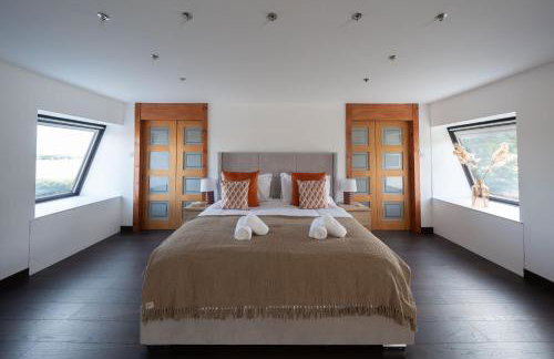 Woodside Barn Sleeps 14 with Hot Tub - Photo 24