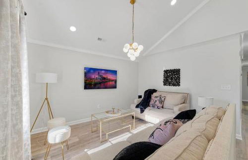 Renovated bungalow in DT Raleigh w firepit & king bed - Foto 1