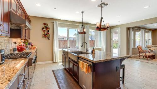 4 Mi to The Streets of Brentwood Home with Fire Pit - Foto 5