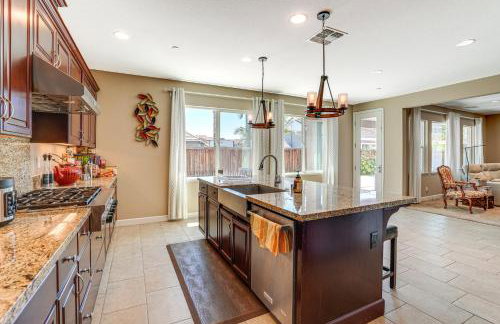 4 Mi to The Streets of Brentwood Home with Fire Pit - Foto 5