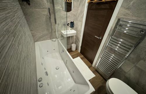 Luxury 6-Bed House - 6 En Suite- Jaquzzi Baths - Private Parking - Suitable for contractors - Foto 42