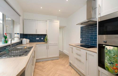 Spacious 3BR Home w Terrace - Ideal for Groups - Photo 2