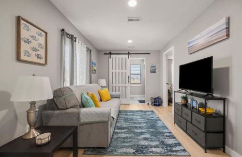 Lakeside Bliss 2BR, 1BA with All Modern Comforts - Foto 27