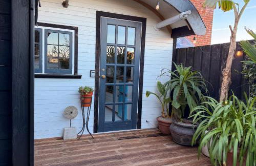 The Cabana Luxury Award Winning Tiny Home with Hot Tub and Private Garden 2 mins Walk to Ryde Beach - Photo 35