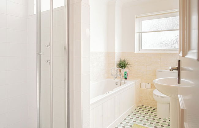 Central 2 Bed House w/ Garden and Free Parking! - Photo 75