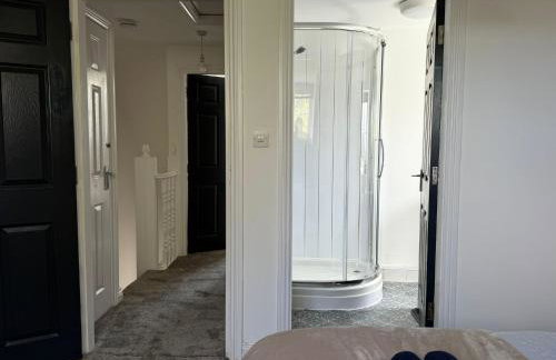 Home away Tamworth Staffordshire 4 Bedroom 3 Bathroom - Semi Detached House - Foto 44