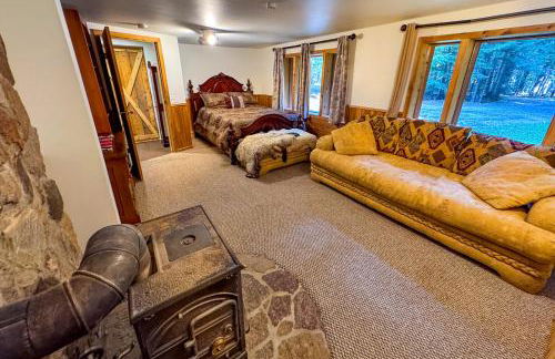 Private Forest Lodge Near Silverwood Theme Park - Sleeps 10 - Foto 16