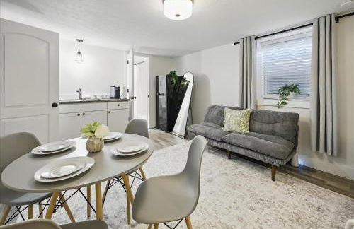 Family Spacious 5BR Retreat w Game Filled Basement Suite - Foto 46