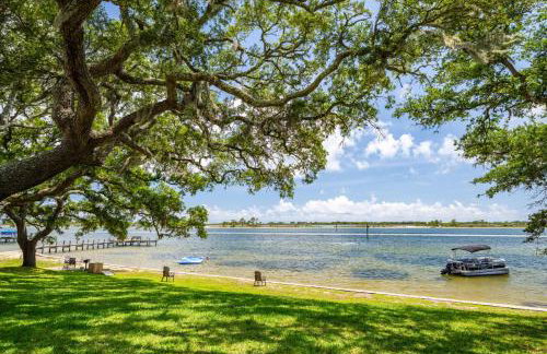 Calm Waterside Condo - Views, Pool & Family Fun - Foto 1