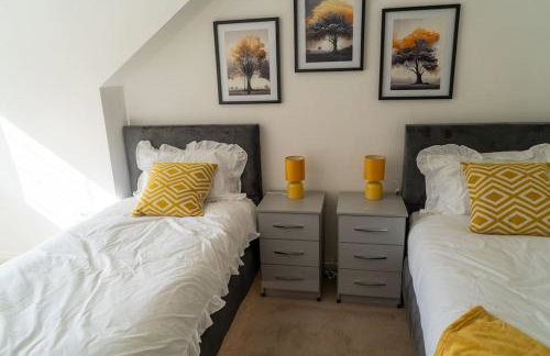 Spacious 15 Guest Home With 9 Beds in Shirley - Photo 12